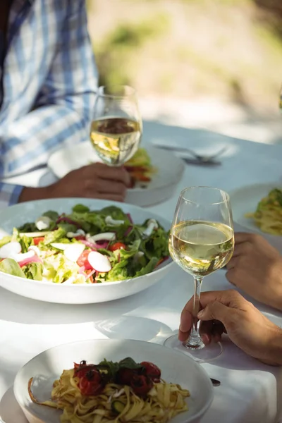 Comida y copa de vino en la mesa de comedor — Foto de Stock