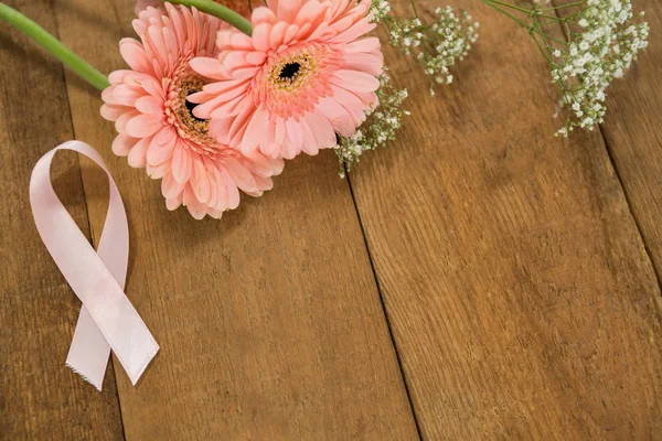 Breast Cancer Awareness ribbon by flowers — Stock Photo, Image