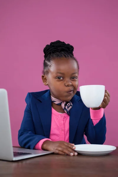 Empresaria haciendo cara mientras toma café — Foto de Stock