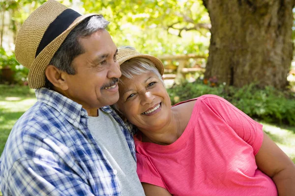 Pareja mayor tomando una copa de vino en el jardín — Foto de Stock