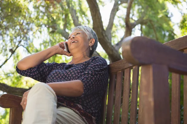Senior vrouw aan het praten op mobiele telefoon — Stockfoto