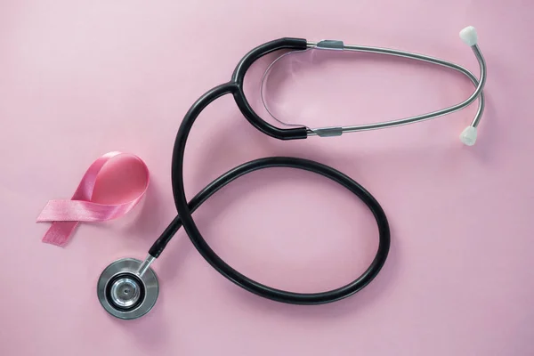 Stethoskop mit Brustkrebs-Aufklärungsband — Stockfoto