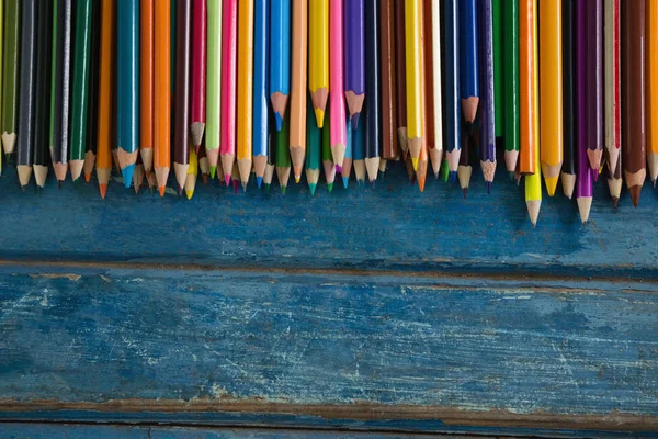 Různé barevné tužky uspořádány — Stock fotografie