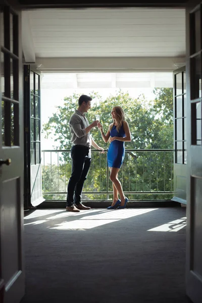 Couple toasting champagne verres — Photo