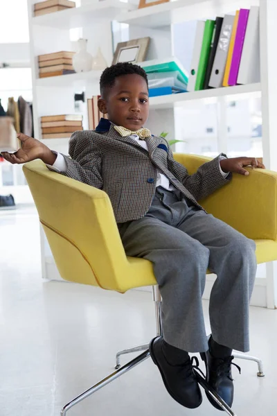 Biznesmen siedząc na fotelu — Zdjęcie stockowe