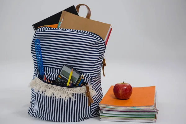 Çantanı, elma ve kitap yığını — Stok fotoğraf
