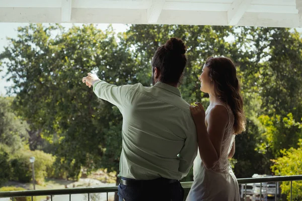 Couple looking at view in restaurant — Stock Photo, Image