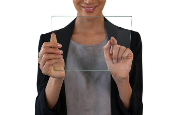 Lächelnde Geschäftsfrau mit Glas-Schnittstelle — Stockfoto