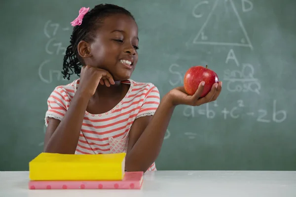 Schülerin hält einen roten Apfel in der Hand — Stockfoto