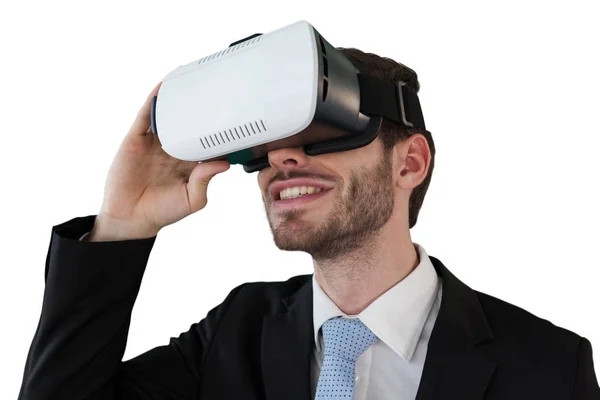 Empresário sorridente segurando óculos vr — Fotografia de Stock