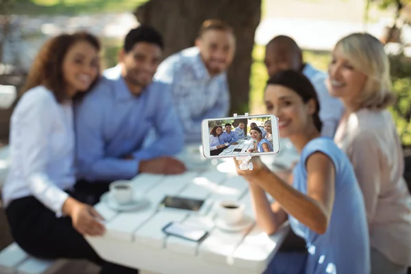 Groupe d'amis prenant selfie au téléphone — Photo