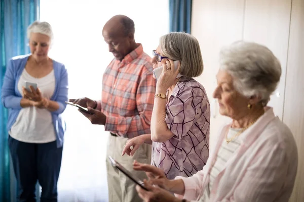 Senioren telefoon gebruiken — Stockfoto