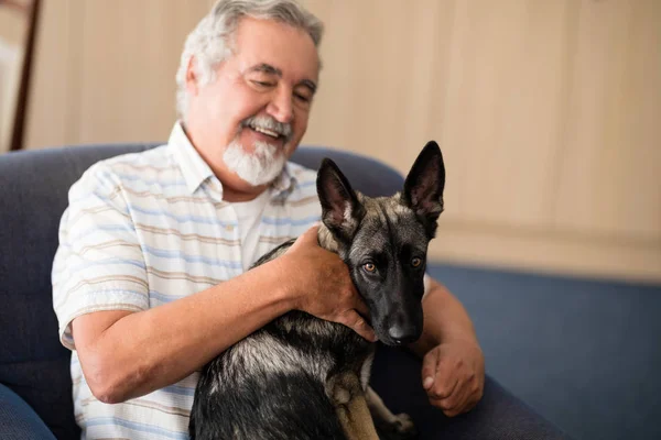 Senior streichelt Welpe — Stockfoto