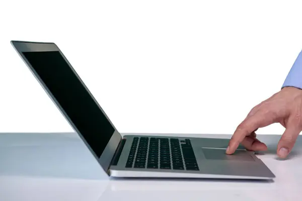 Zakenman touchpad op laptop aan te raken — Stockfoto