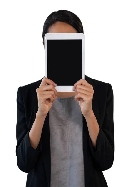 Imprenditrice che tiene tablet davanti al viso — Foto Stock