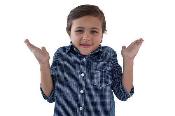 Gelukkige jongen poseren tegen witte achtergrond — Stockfoto