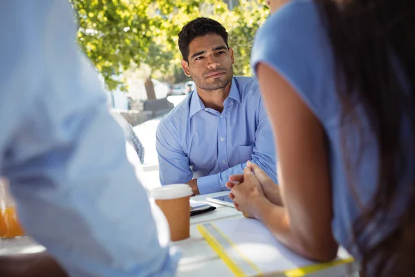 Amigos interactuando entre sí — Foto de Stock