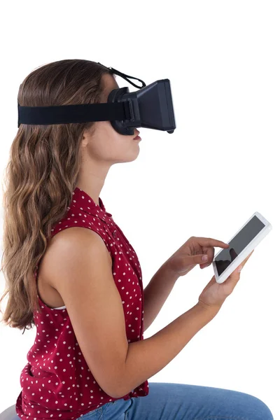 Flicka med virtuell verklighet headset och tablett — Stockfoto
