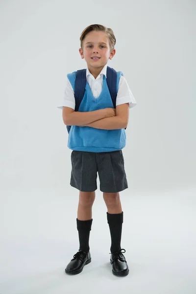 Porträtt av söt skolpojke står med armarna korsade — Stockfoto