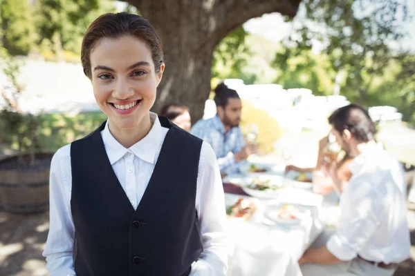 Camarera sonriente en restaurante — Foto de Stock