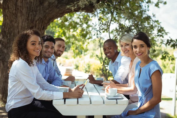 Grupp vänner sitter tillsammans — Stockfoto