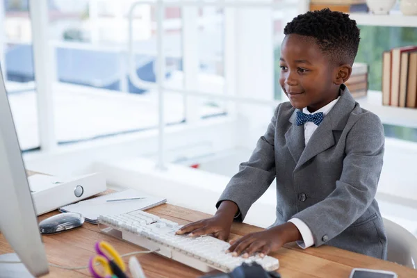 Homme d'affaires utilisant l'ordinateur au bureau — Photo