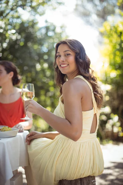 Kobieta trzyma kieliszek do wina w restauracji — Zdjęcie stockowe