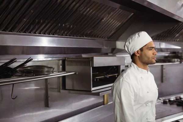 Przemyślane chef stojąc w commercial kuchnia — Zdjęcie stockowe