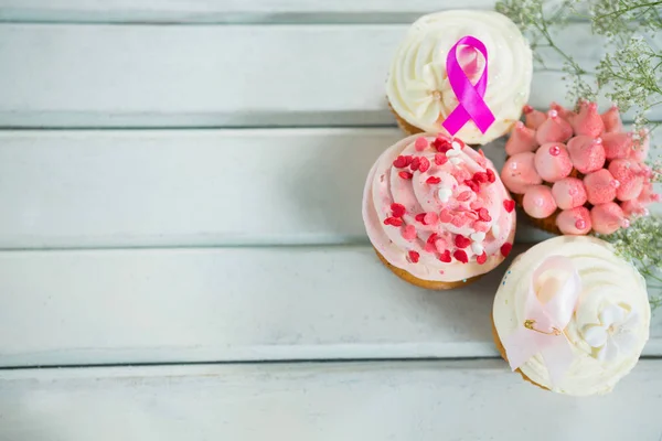 Conciencia del cáncer de mama cintas de color rosa en cupcakes — Foto de Stock