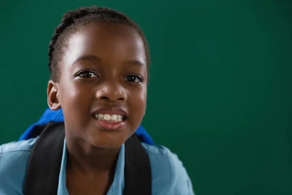 Menina da escola com mochila de pé — Fotografia de Stock