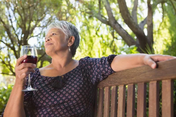 Şarap kadehi tutan yaşlı kadın. — Stok fotoğraf