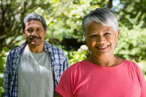 Retrato de pareja mayor en el jardín — Foto de Stock