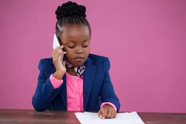 Affärskvinna pratar i mobiltelefon — Stockfoto