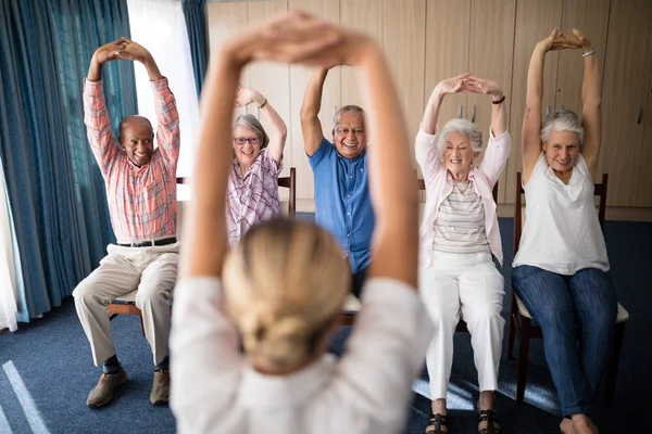 Hombres y mujeres mayores que hacen ejercicio con el médico —  Fotos de Stock