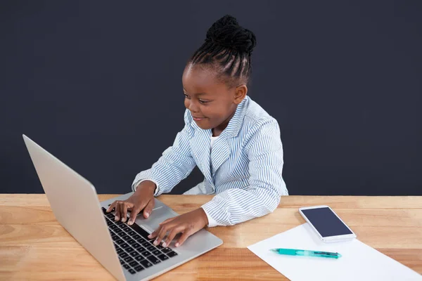 Empresária digitando no laptop no escritório — Fotografia de Stock