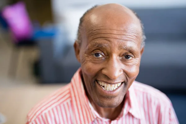 Senior homme avec recul de la ligne des cheveux — Photo