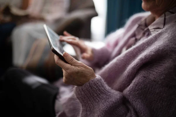 Middelste sectie senior vrouw met behulp van digitale tablet — Stockfoto