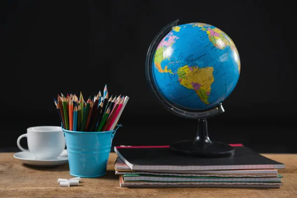 Varios útiles escolares y globo en la mesa — Foto de Stock