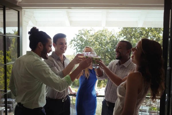 Группа друзей пьет коктейльные бокалы — стоковое фото