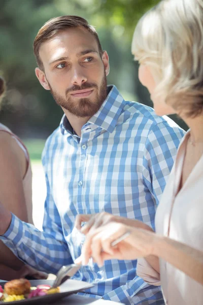 Par interagerar samtidigt ha måltid — Stockfoto