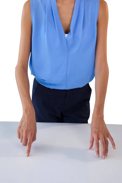 Businesswoman gesturing on table — Stock Photo, Image