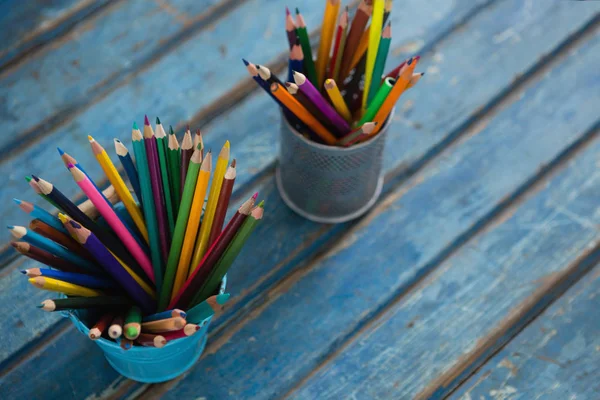 Kleur potloden gerangschikt in potlood houder — Stockfoto