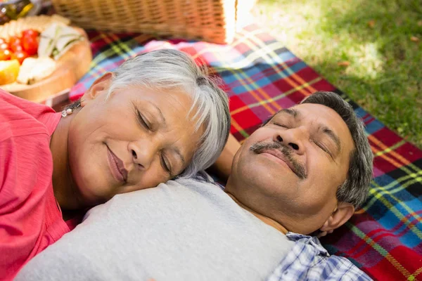 Senior couple laying on blanket — Stock Photo, Image