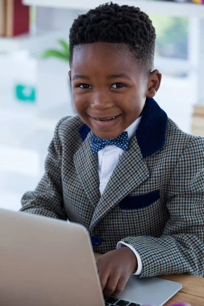 Hombre de negocios sonriente usando laptop — Foto de Stock