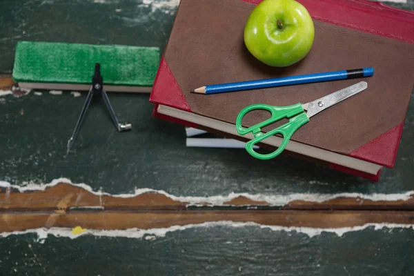 Varias papelería con libros y manzana —  Fotos de Stock