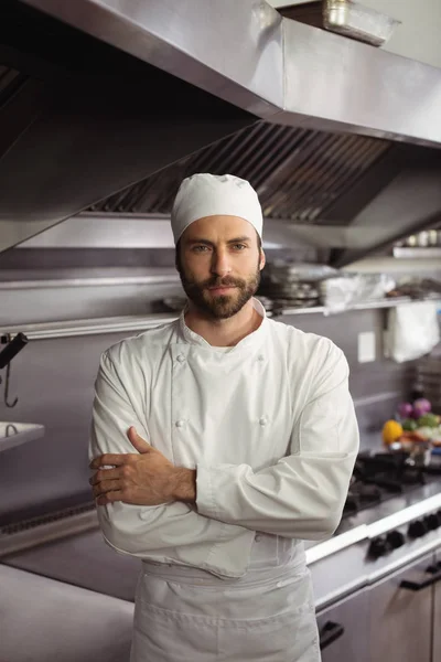 Chef de pé com os braços cruzados — Fotografia de Stock