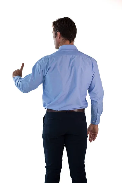 Homme d'affaires en chemise bleue utilisant une interface invisible — Photo