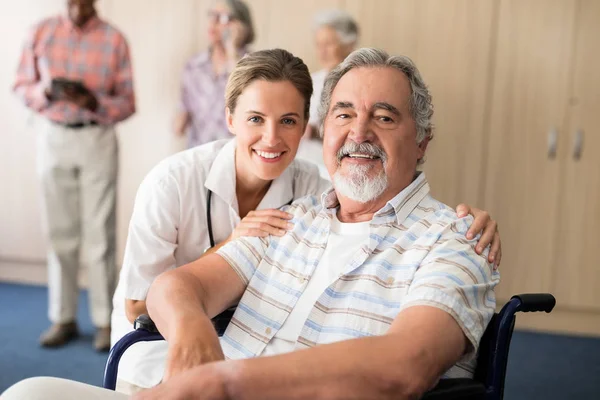 Vrouwelijke arts met gehandicapte senior man — Stockfoto