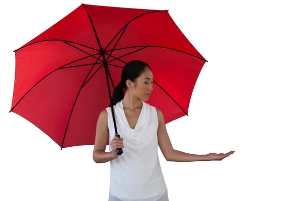 Jovem mulher segurando guarda-chuva — Fotografia de Stock