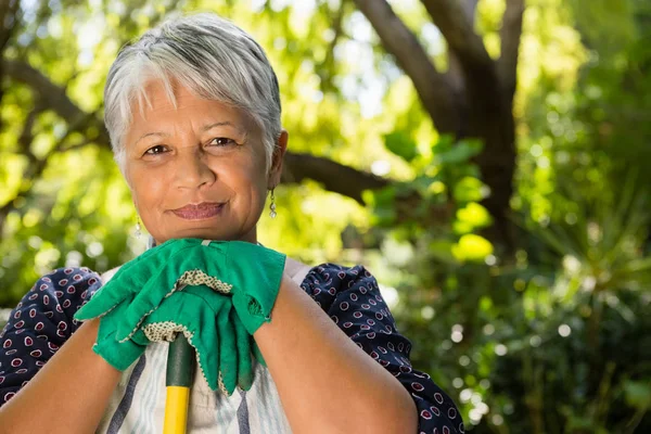 Seniorin steht im Garten — Stockfoto